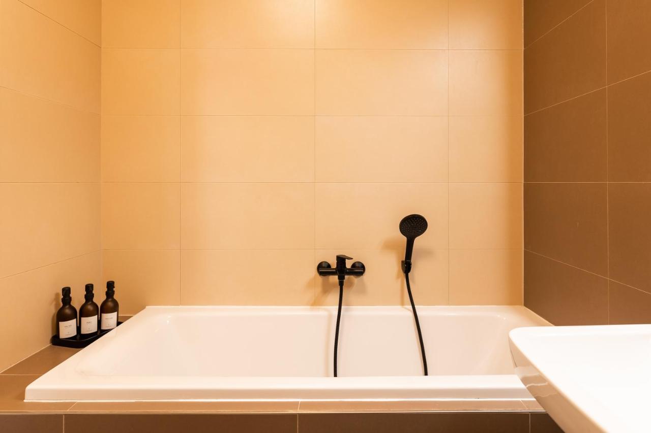 Quiet & Cozy Apartment Old Town - Free Underground Parking コシツェ エクステリア 写真