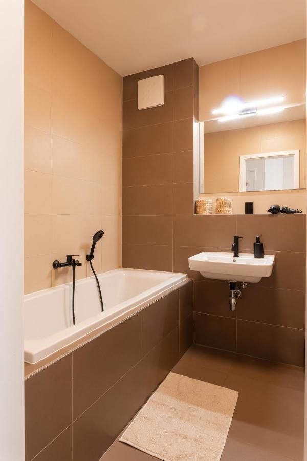 Quiet & Cozy Apartment Old Town - Free Underground Parking コシツェ エクステリア 写真